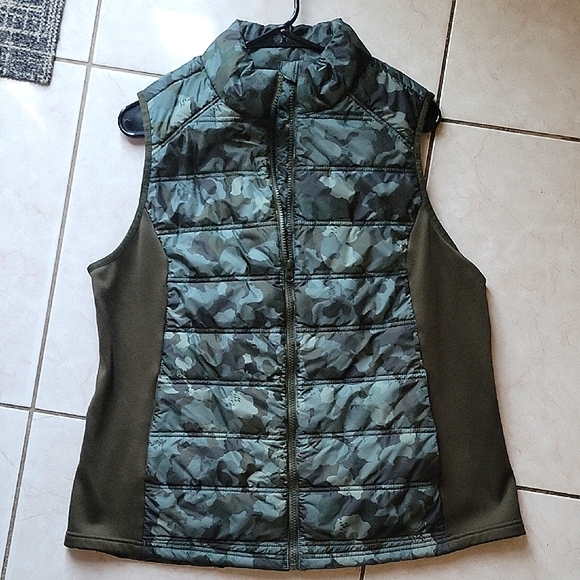 Avia Other - Avia Green Camouflage Vest XL (16/18)